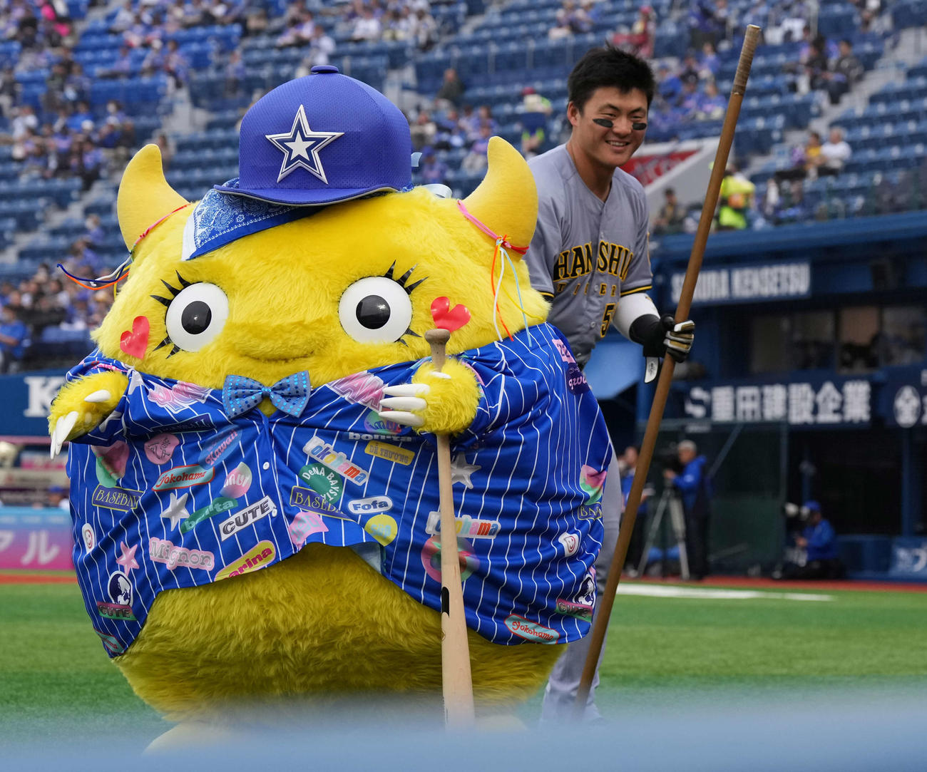DeNA対阪神　チャピーと戯れる阪神前川（撮影・井上学）