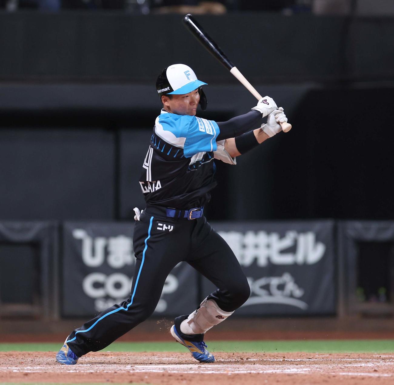 日本ハム対楽天　9回裏日本ハム2死、二前内野安打を放つ山県（撮影・黒川智章）