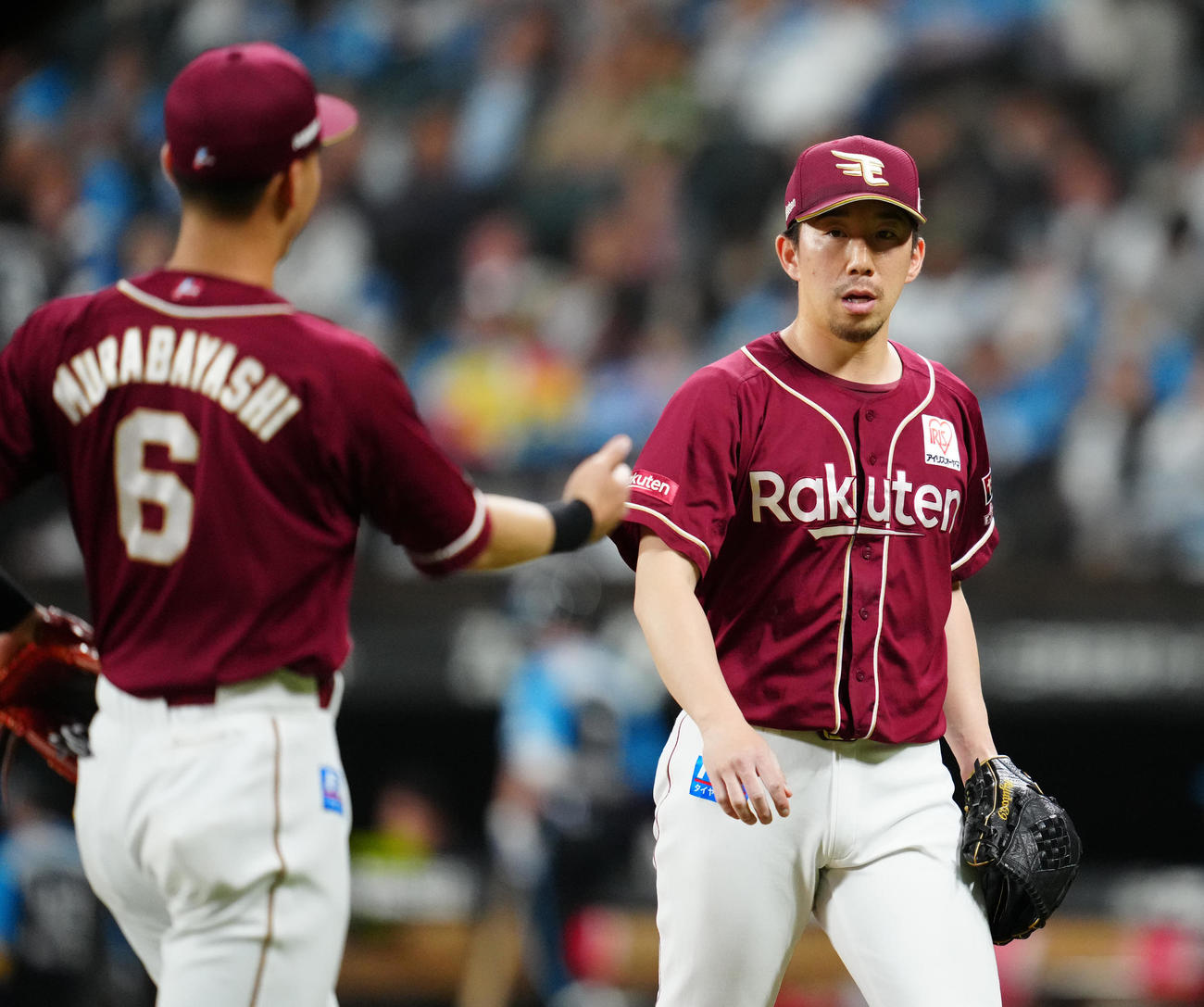 日本ハム対楽天　7回裏終了後、ベンチに引き揚げる楽天2番手の今野（撮影・江口和貴）