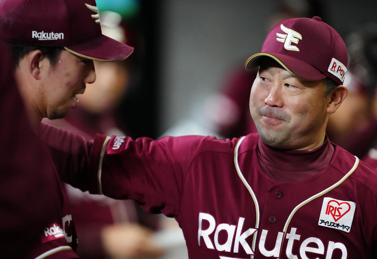 日本ハム対楽天　7回裏終了後、ベンチに引き揚げる楽天2番手今野を迎える三木肇監督（撮影・江口和貴）