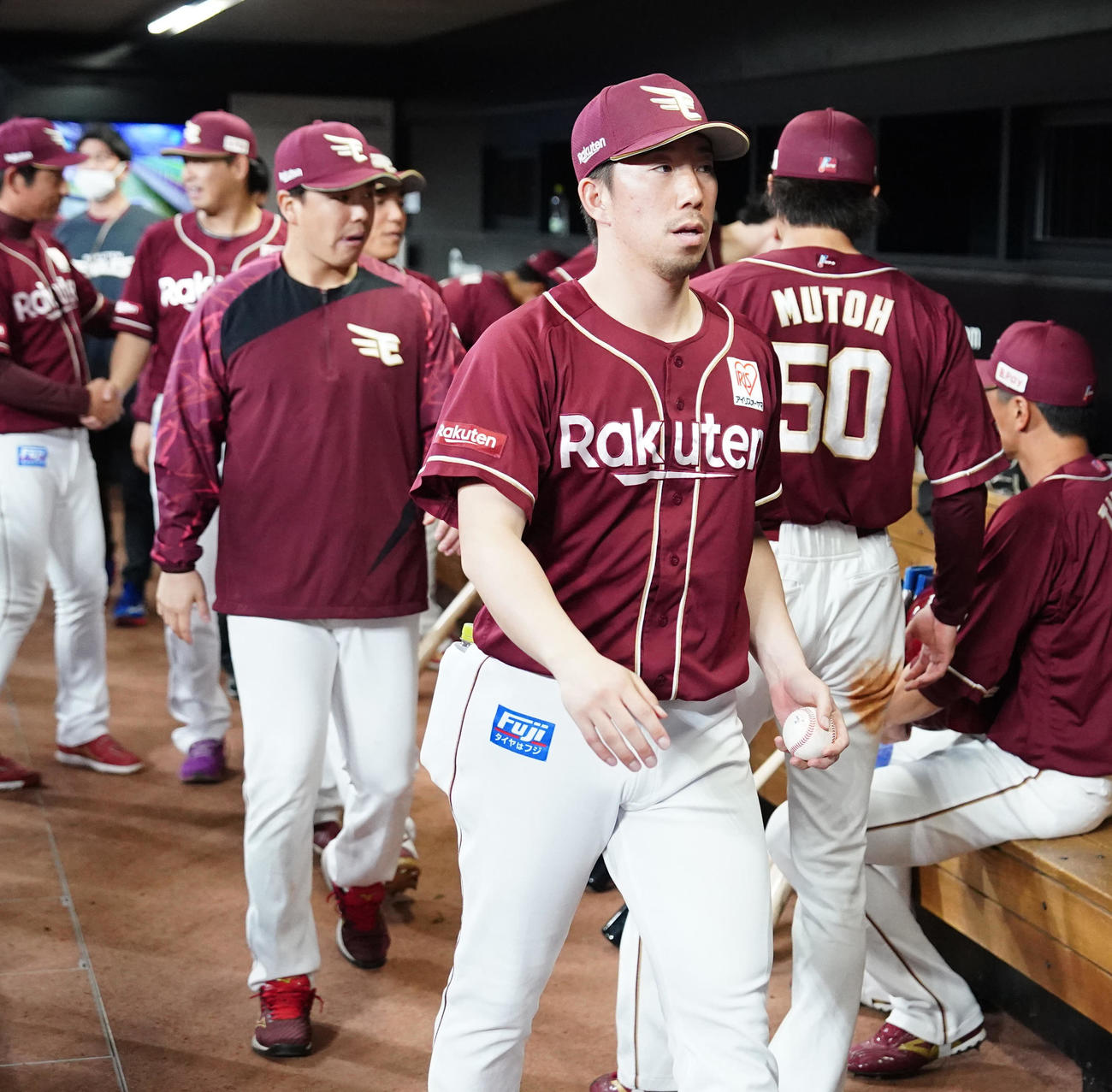 日本ハム対楽天　試合後、勝利球を手にする楽天今野（中央）（撮影・江口和貴）