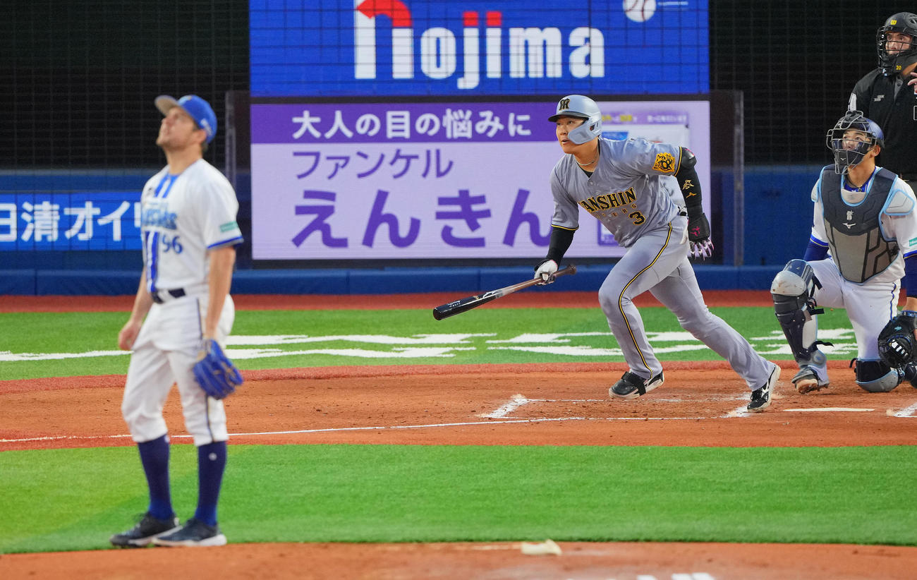 DeNA対阪神　2回表阪神無死三塁、先制の犠飛を放つ大山。投手バウアー（撮影・垰建太）