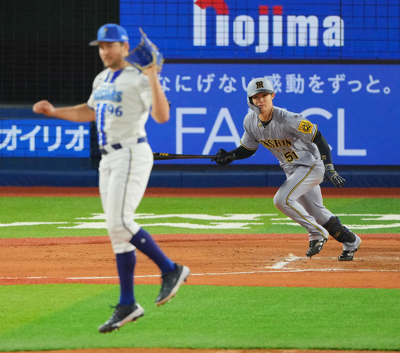 DeNA対阪神　7回表阪神無死、中前打を放つ中野。投手バウアー（撮影・垰建太）