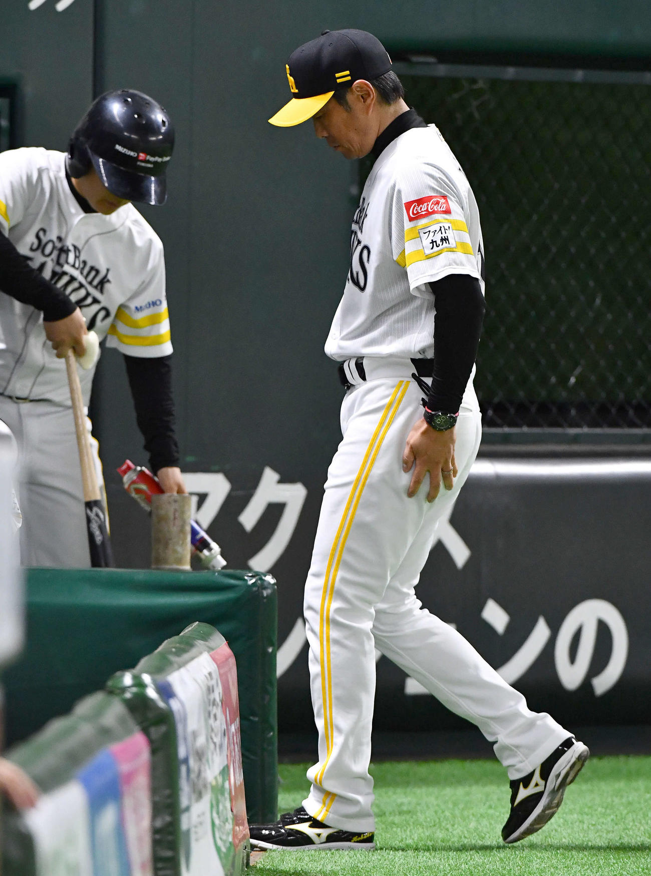 ソフトバンク対オリックス　11回裏の攻撃を終え、投手の交代を告げてベンチへ戻る小久保監督（撮影・岩下翔太）