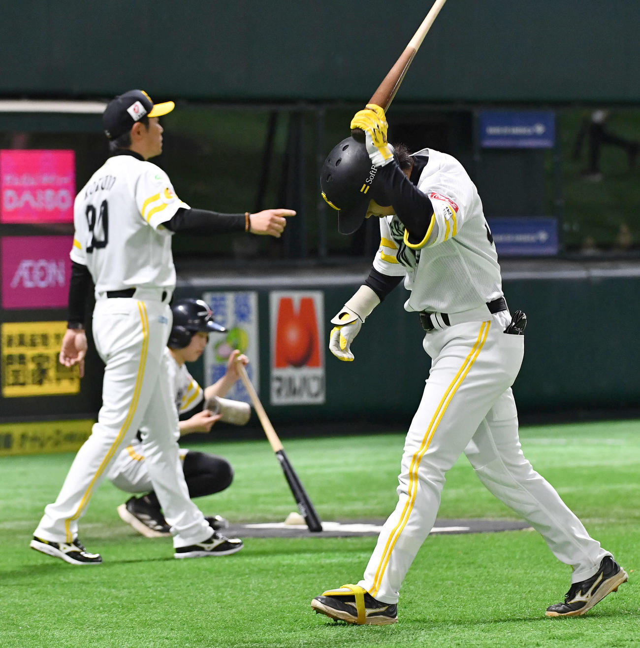 ソフトバンク対オリックス　8回裏ソフトバンク2死二、三塁、空振り三振に倒れた佐藤直（右）は悔しそうにバットをグラウンドにたたきつける。左は小久保監督（撮影・岩下翔太）