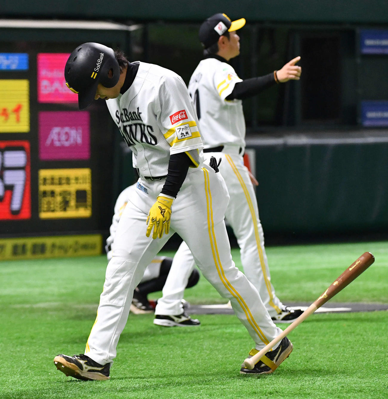 ソフトバンク対オリックス　8回裏ソフトバンク2死二、三塁、空振り三振に倒れた佐藤直（左）は悔しそうにバットをグラウンドにたたきつける。右は小久保監督（撮影・岩下翔太）