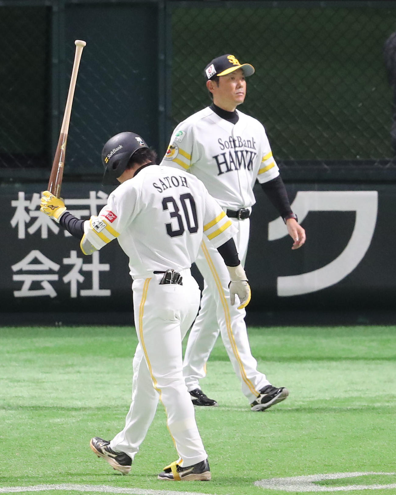 ソフトバンク対オリックス　審判に選手交代を告げるためベンチから出る小久保監督（撮影・梅根麻紀）