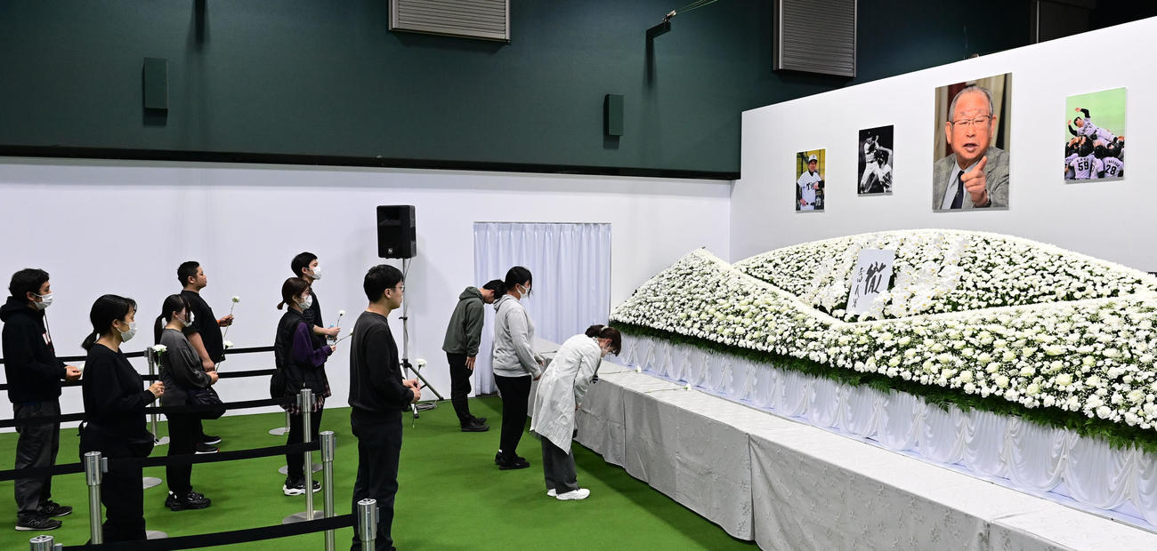 吉田義男さんを悼み献花するファン（撮影・和賀正仁）
