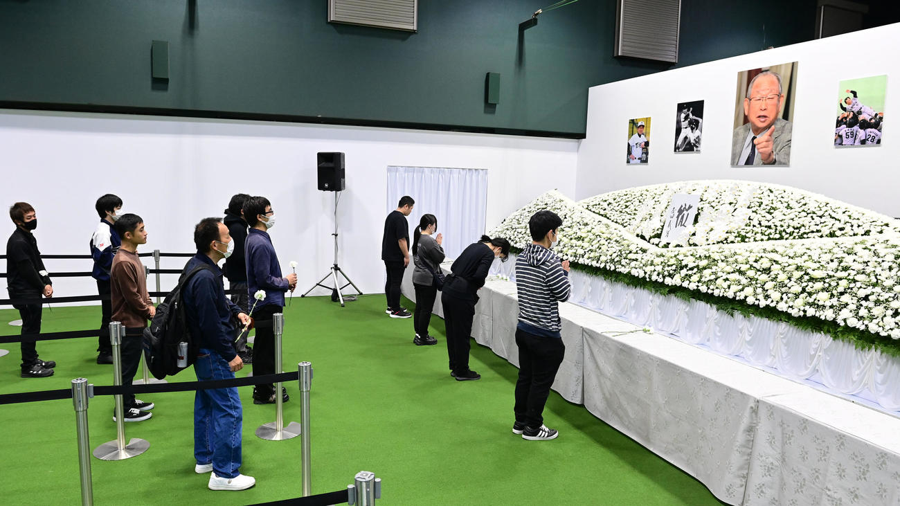 吉田義男さんを悼み献花するファン（撮影・和賀正仁）