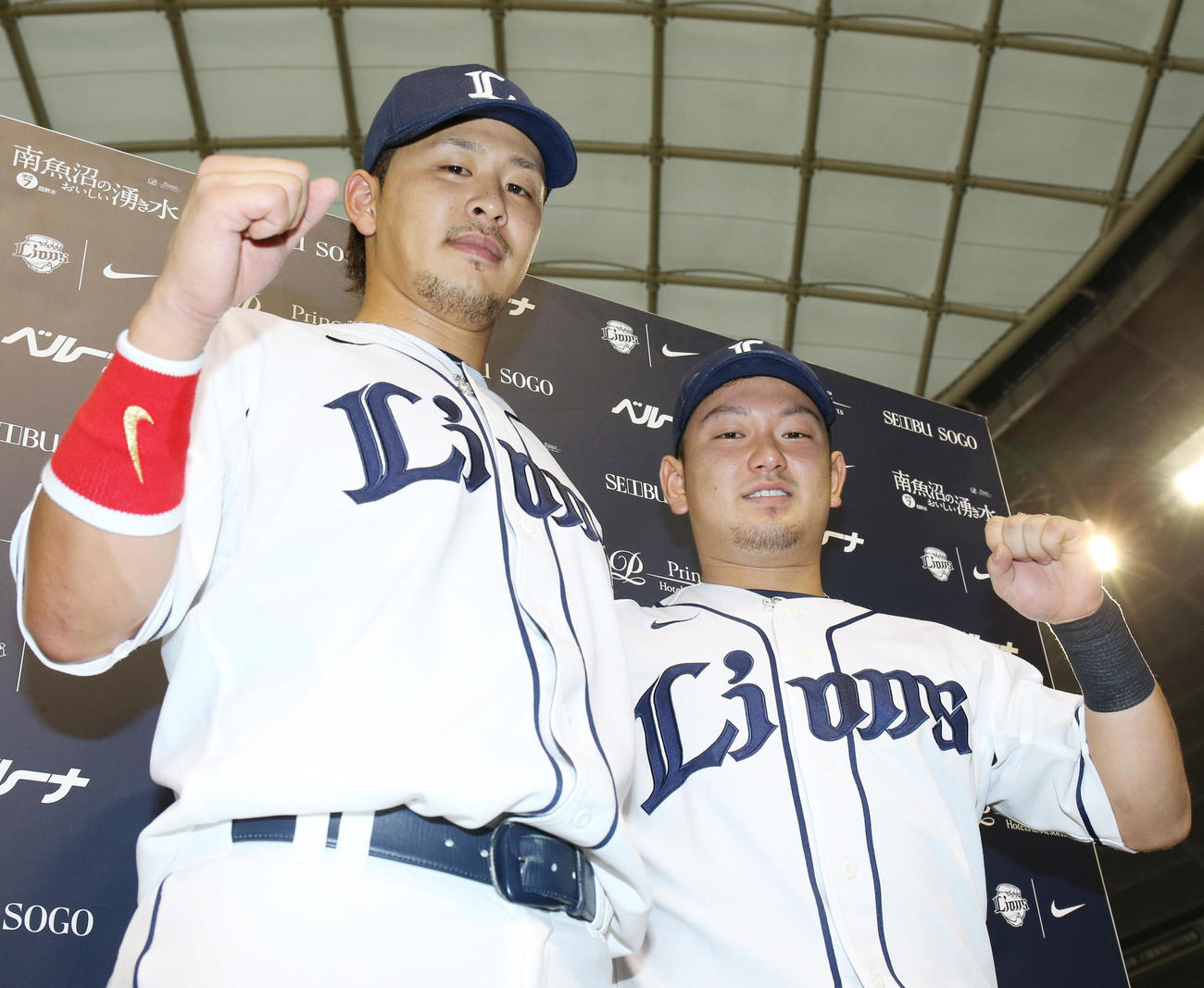 西武時代の浅村栄斗（左）と森友哉＝2015年9月26日