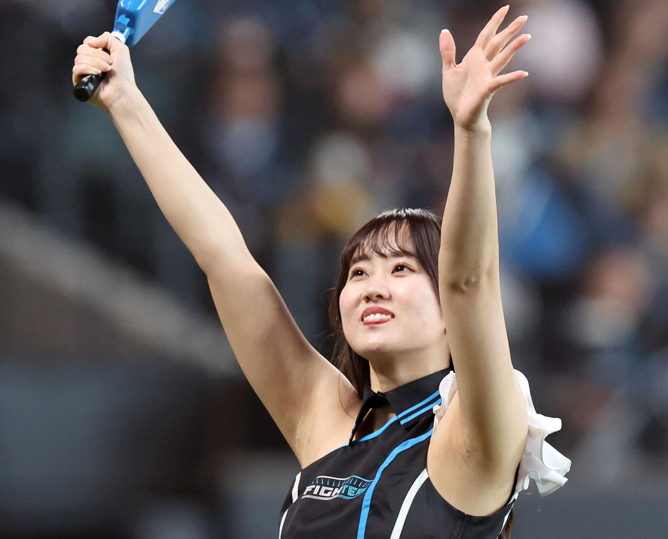 エスコンフィールドでパフォーマンスを行うファイターズガール駒野稀子