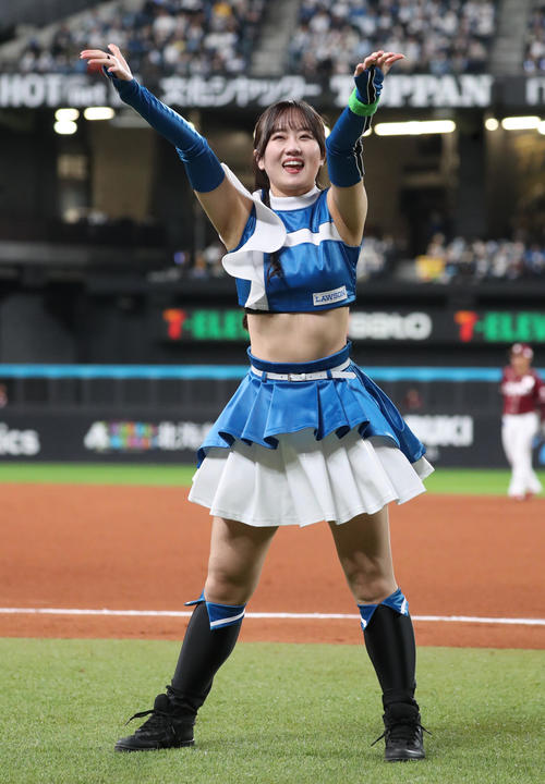 ダンスを踊るファイターズガール駒野稀子(2024年8月撮影)