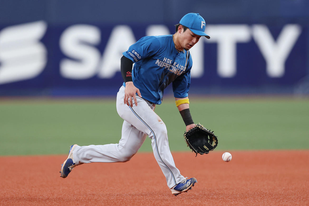 2025年4月20日のオリックス戦の7回裏、オリックス山中の遊ゴロをファンブルする日本ハム水野達稀