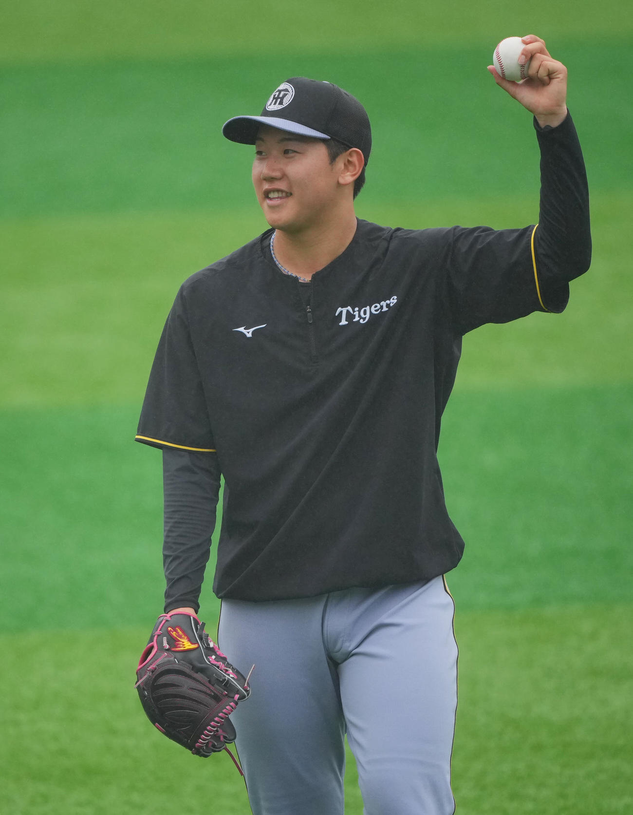 DeNA対阪神　試合前、調整する阪神門別（撮影・垰建太）