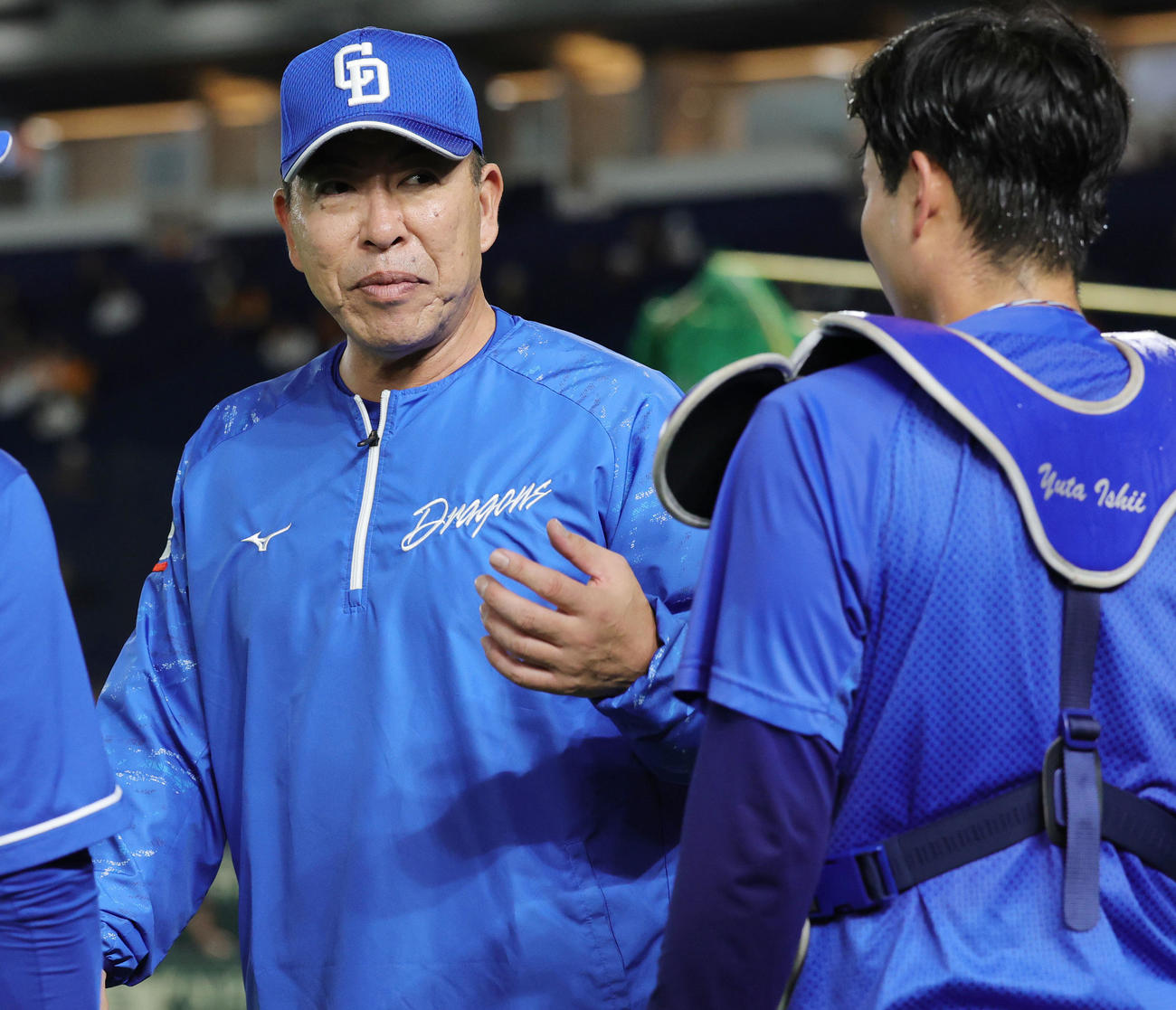 巨人対中日　石伊（右）と話をする中日井上監督（撮影・野上伸悟）