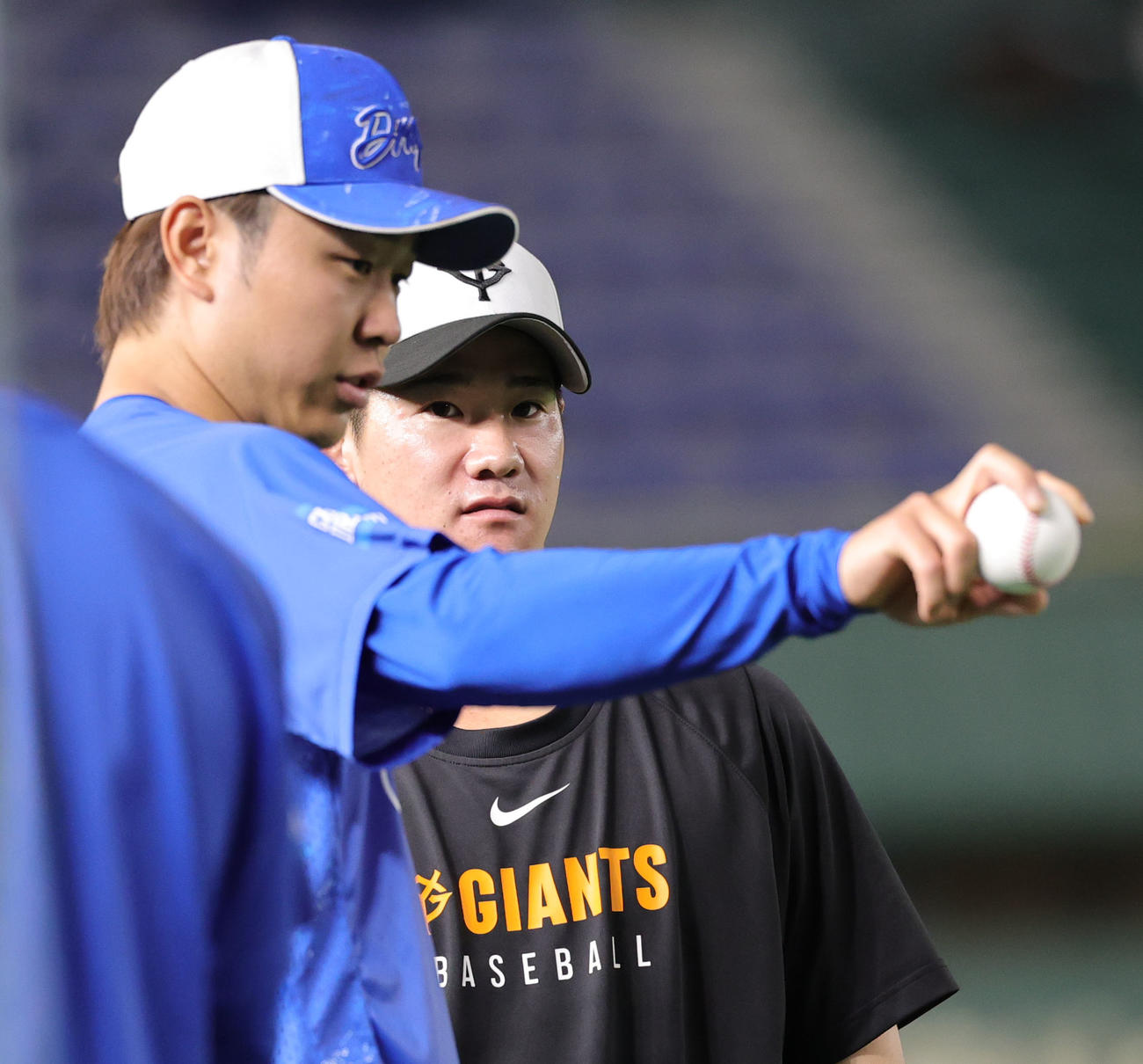 巨人対中日　話をする中日高橋宏（手前）と巨人井上（撮影・野上伸悟）