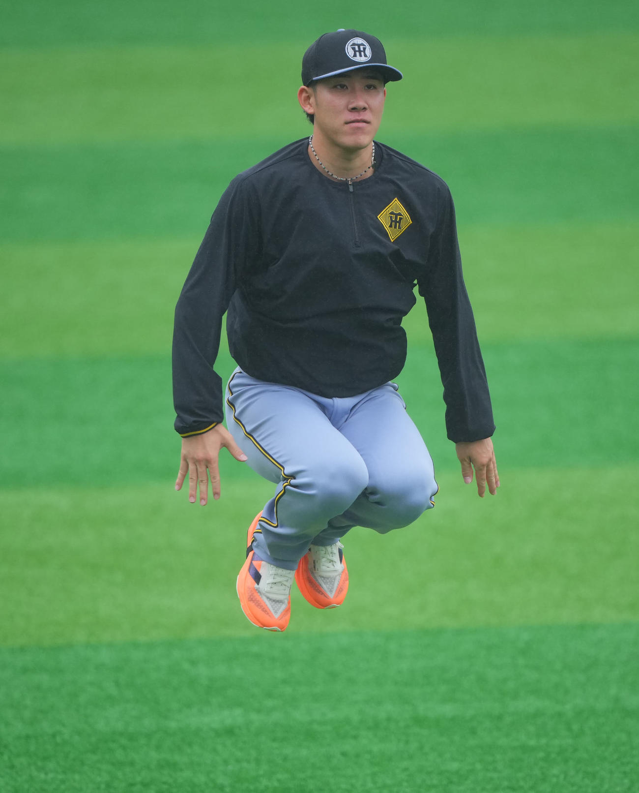 DeNA対阪神　試合前、調整する阪神富田（撮影・垰建太）