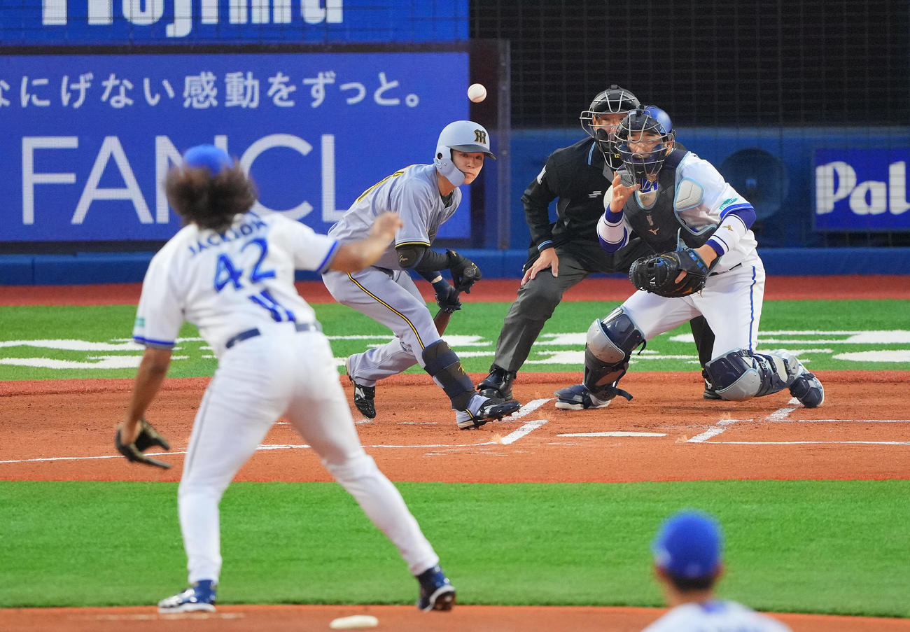 DeNA対阪神　1回表阪神無死二塁、犠打を決める中野。投手ジャクソン（撮影・垰建太）