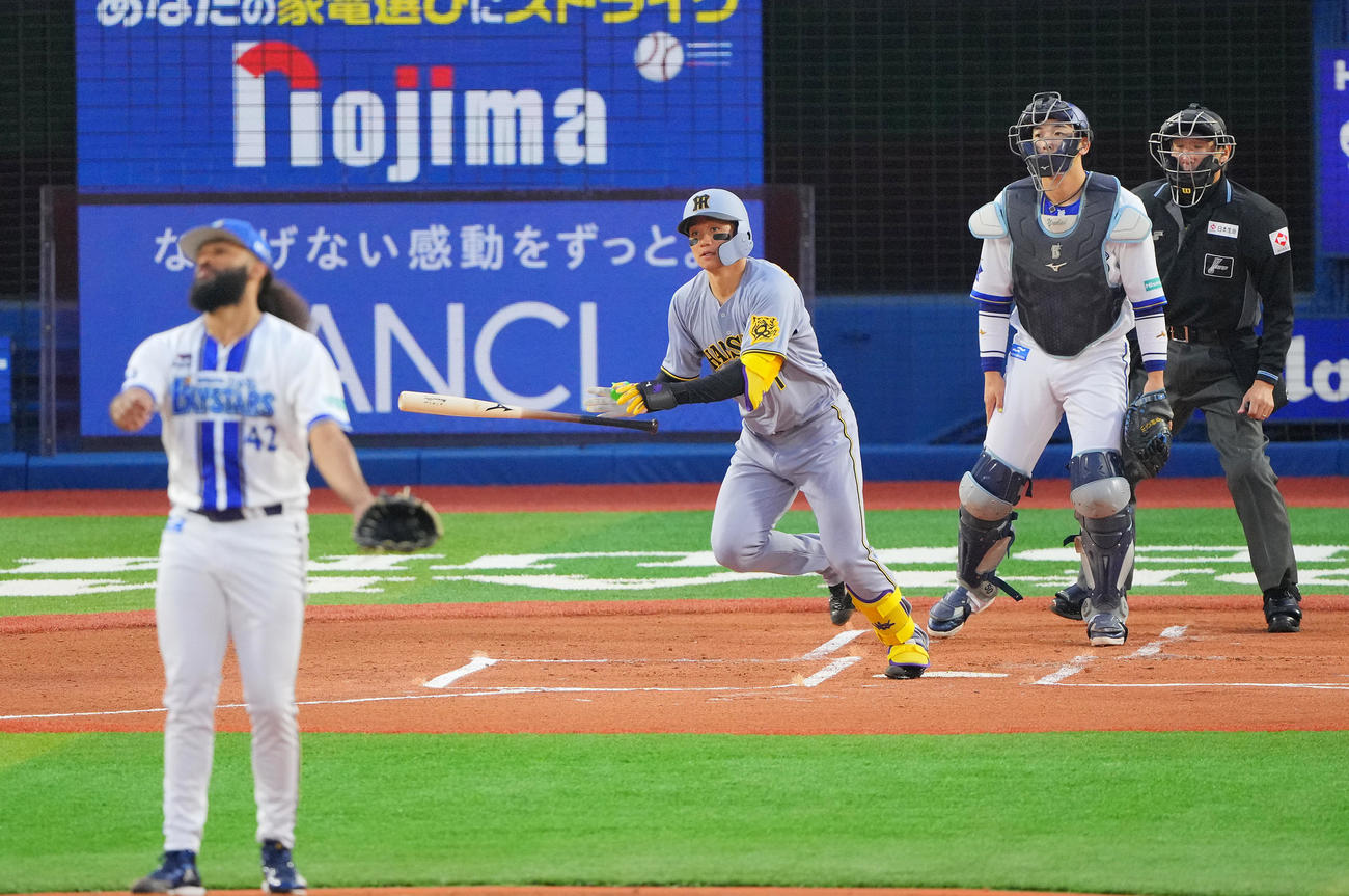DeNA対阪神　1回表阪神1死三塁、先制の適時打を放つ森下。投手ジャクソン（撮影・垰建太）