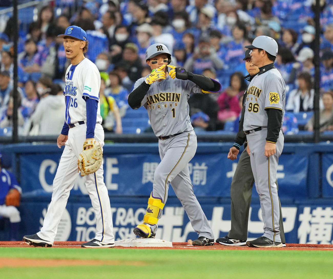 DeNA対阪神　1回表阪神1死三塁、適時打を放ちポーズを決める森下（撮影・井上学）