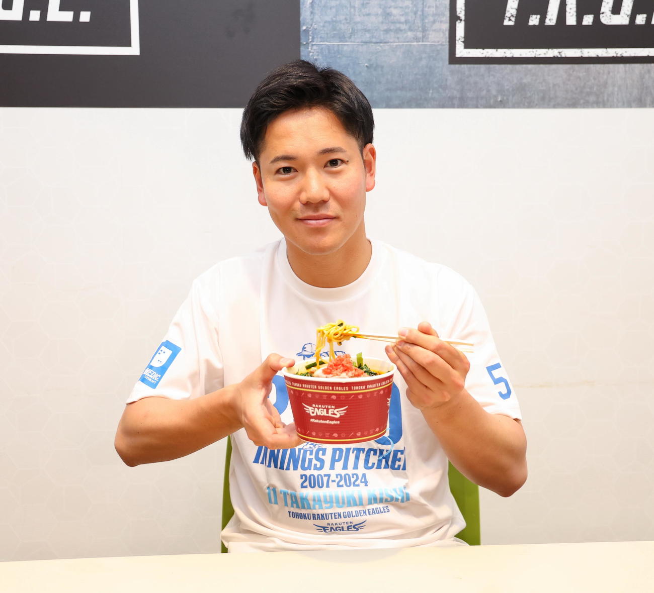 鈴木翔天の満州にらラーメンを試食する楽天鈴木翔（楽天野球団提供）
