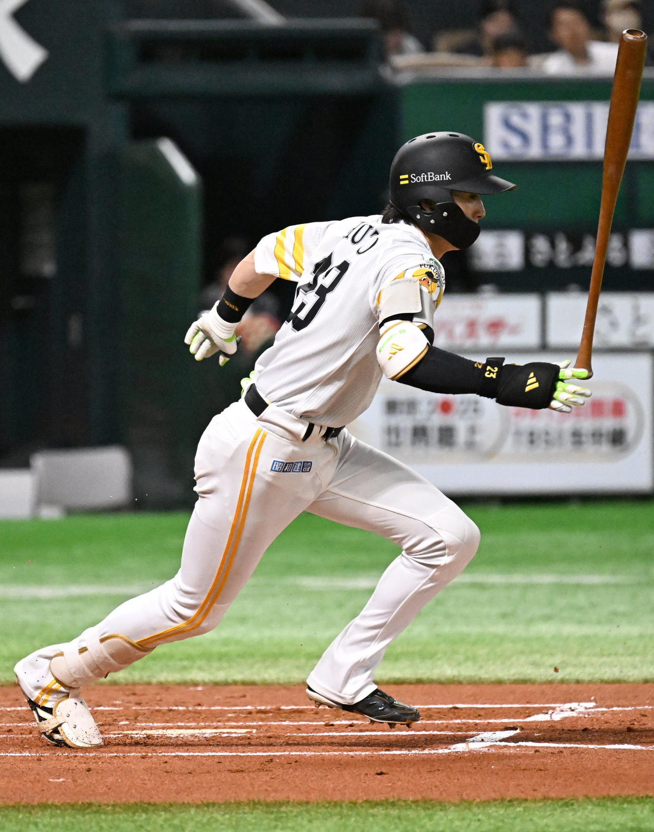 ソフトバンク対オリックス　1回裏ソフトバンク無死、周東は内野安打で出塁する（撮影・林敢治）