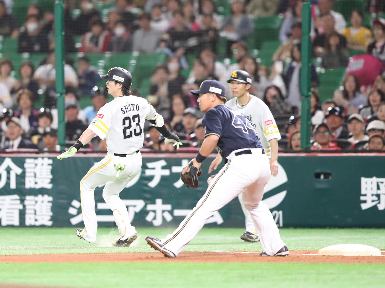 ソフトバンク対オリックス　1回裏ソフトバンク無死、周東は三内野安打を放つ（撮影・梅根麻紀）