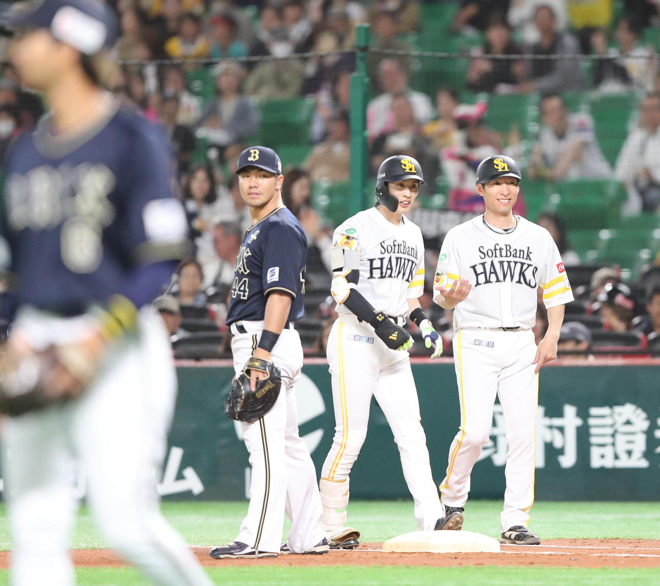 ソフトバンク対オリックス　1回裏ソフトバンク無死、周東は三内野安打を放つ、右は本多コーチ（撮影・梅根麻紀）