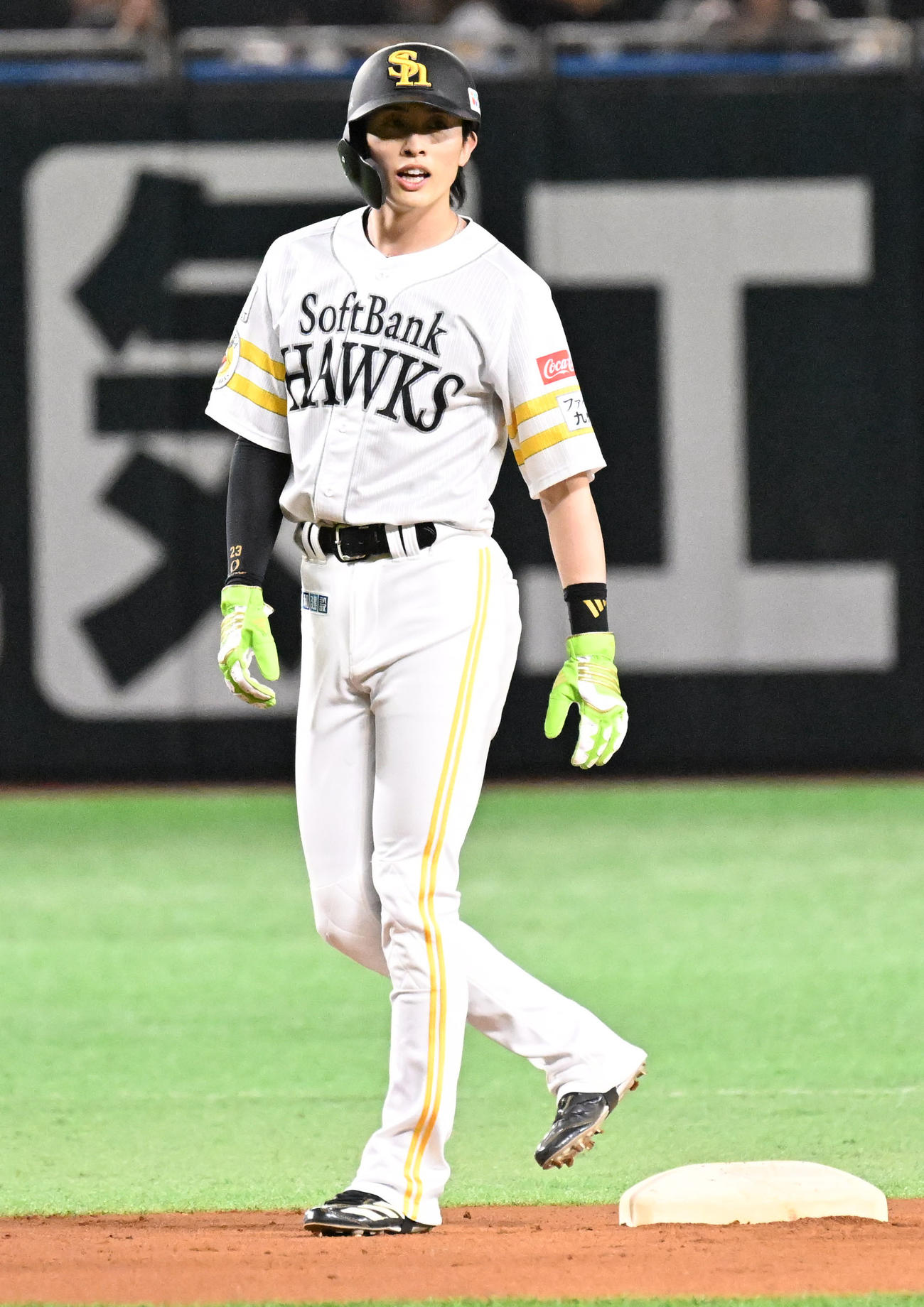 ソフトバンク対オリックス　1回裏ソフトバンク無死一塁、周東は曽谷の暴投の間に進塁する（撮影・林敢治）