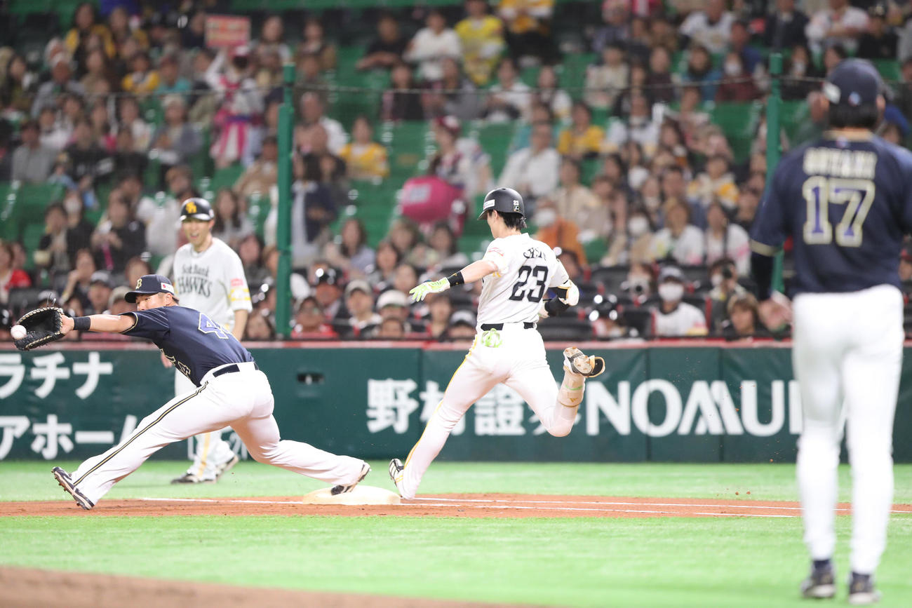 ソフトバンク対オリックス　1回裏ソフトバンク無死、周東は三内野安打を放つ（撮影・梅根麻紀）