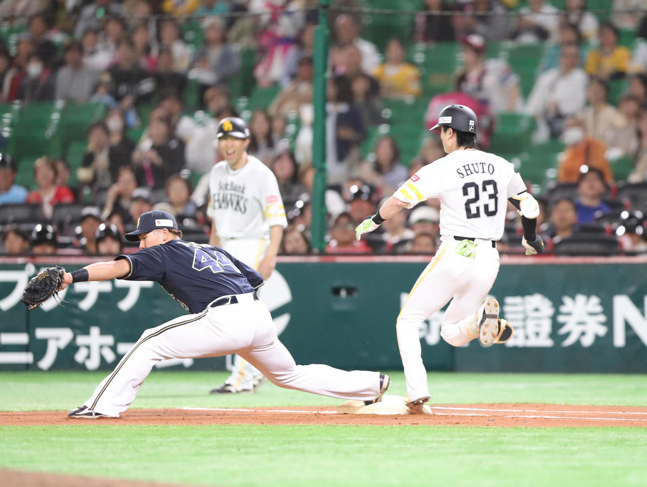 ソフトバンク対オリックス　1回裏ソフトバンク無死、周東は三内野安打を放つ（撮影・梅根麻紀）