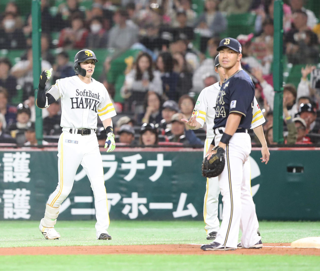 ソフトバンク対オリックス　1回裏ソフトバンク無死、周東は三内野安打を放つ（撮影・梅根麻紀）