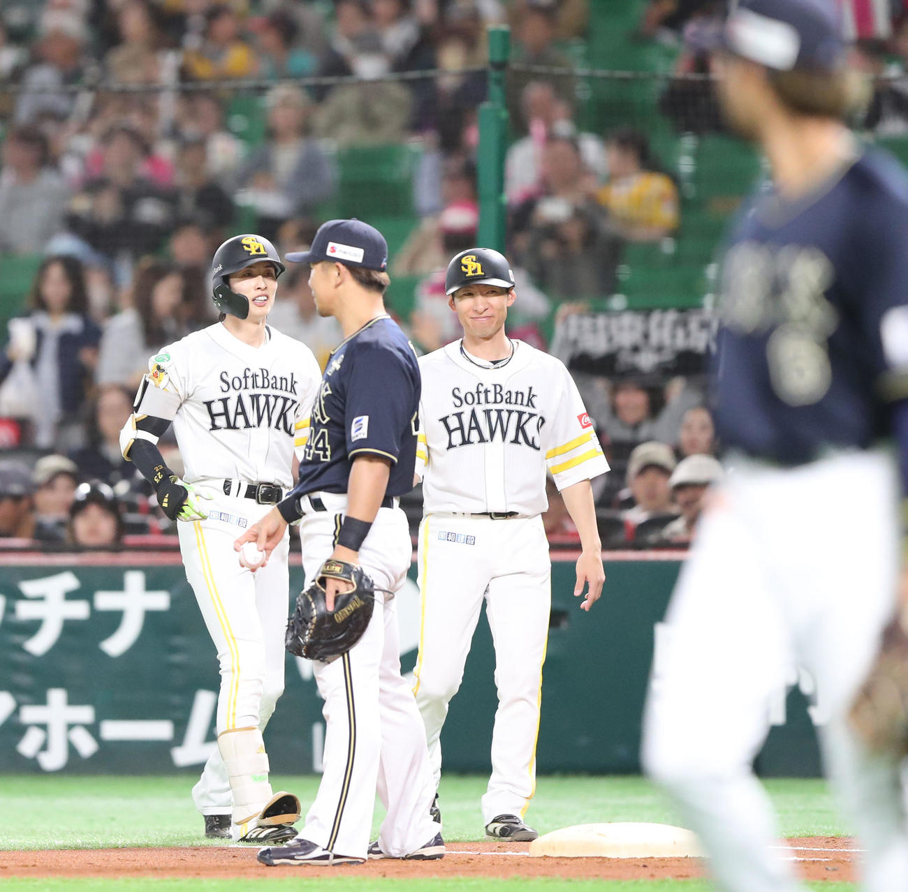 ソフトバンク対オリックス　1回裏ソフトバンク無死、周東は三内野安打を放つ、右は本多コーチ（撮影・梅根麻紀）