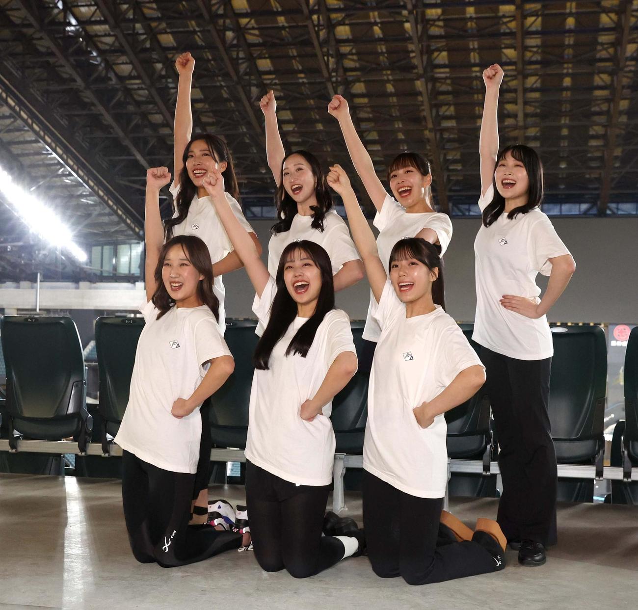 2024年12月、ファイターズガール2025年新メンバーに決まった、前列左から高橋萌絵子、中桐衣麻、山本蘭加、後列左から宮崎莉緒、上野菜奈子、松井みなみ、尾崎真理子