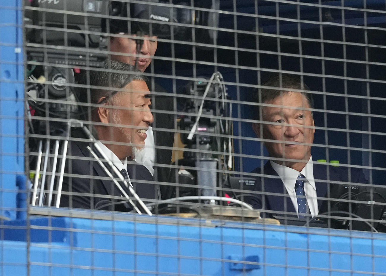 DeNA対阪神　テレビでゲーム解説をする片岡篤史氏と清原和博氏（撮影・たえ見朱実）