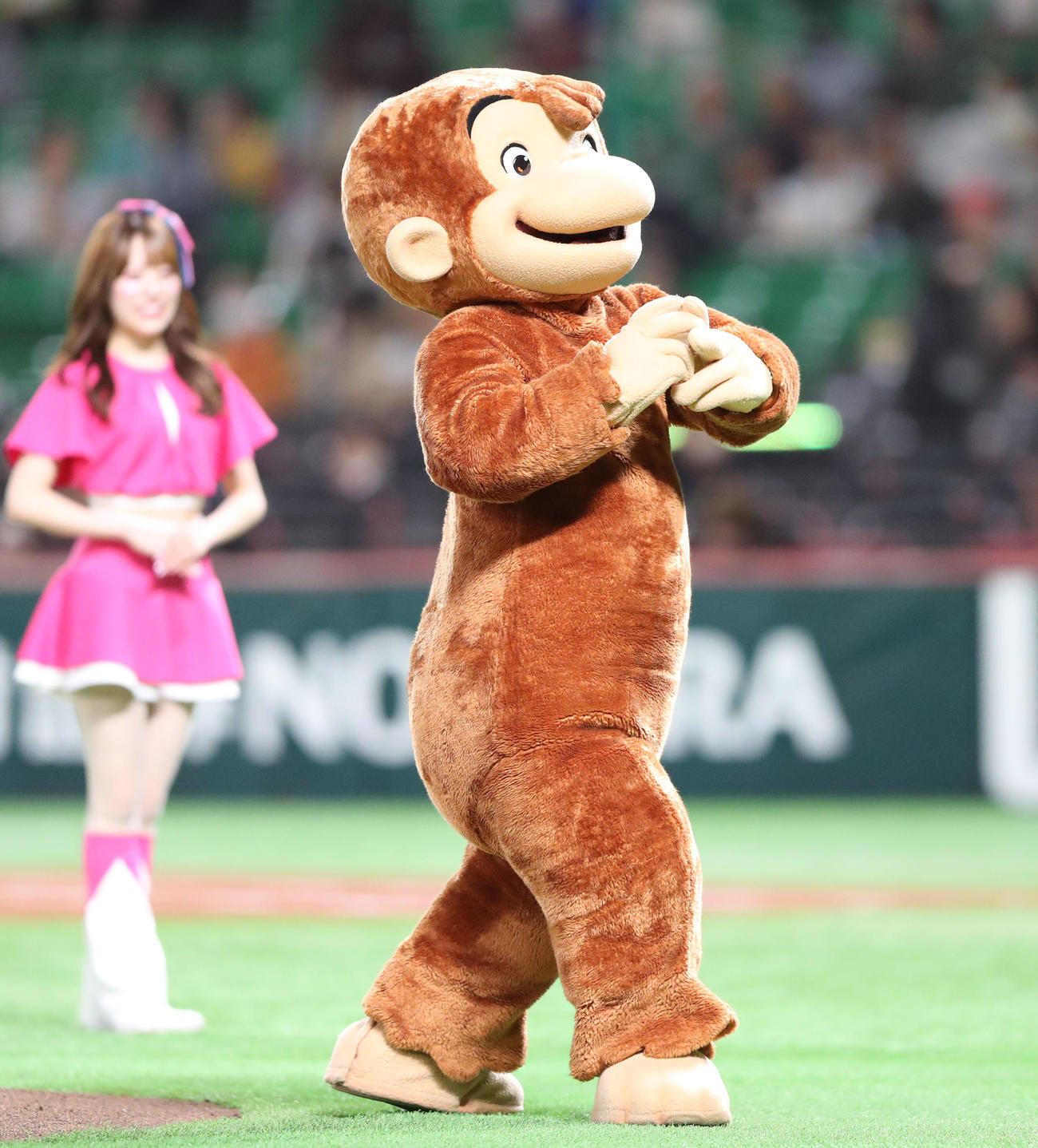 ソフトバンク対オリックス　メモリアルピッチでキュートな投球を見せたおさるのジョージ（撮影・梅根麻紀）