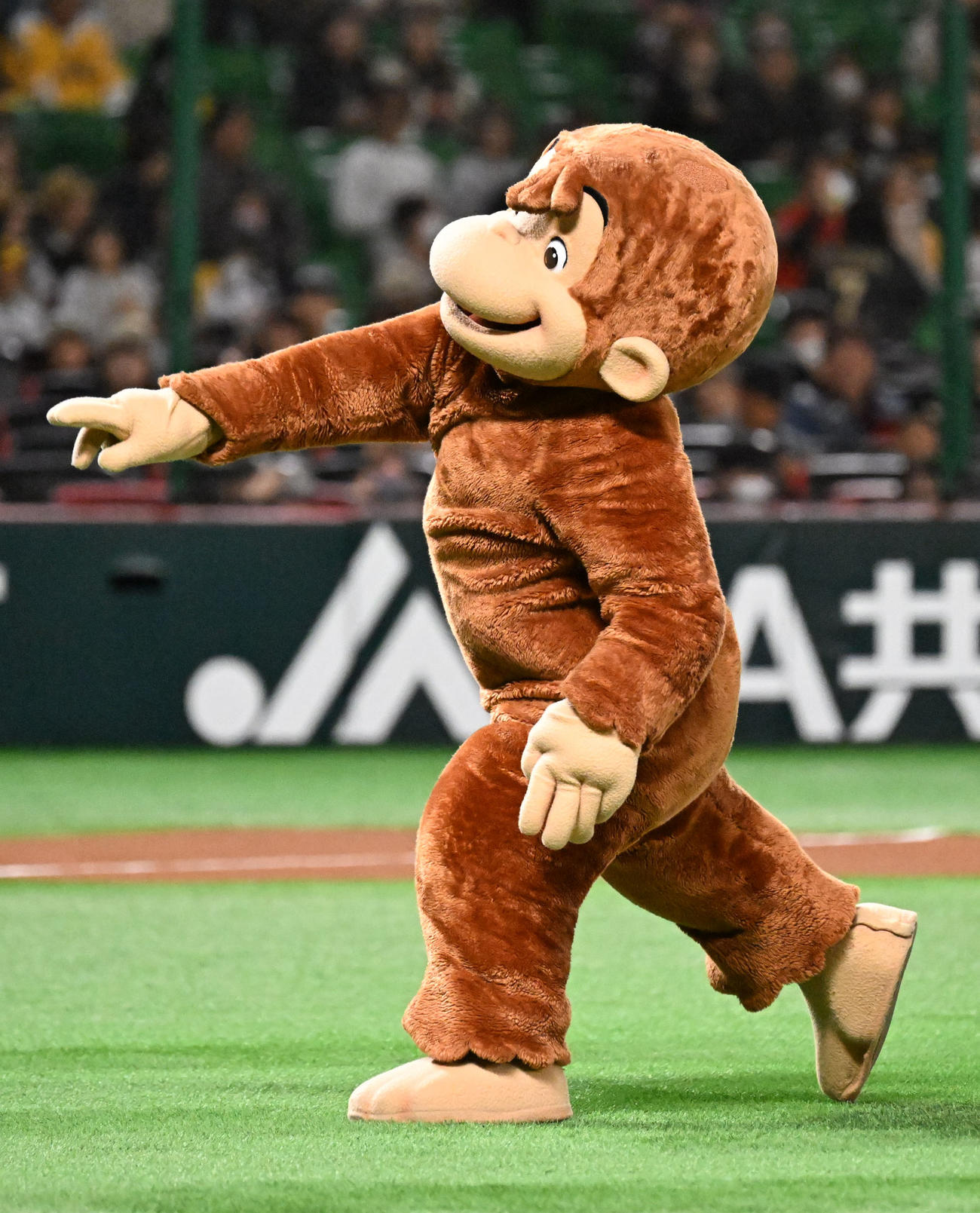 ソフトバンク対オリックス　セレモニアルピッチでボールを投げるおさるのジョージ（撮影・林敢治）