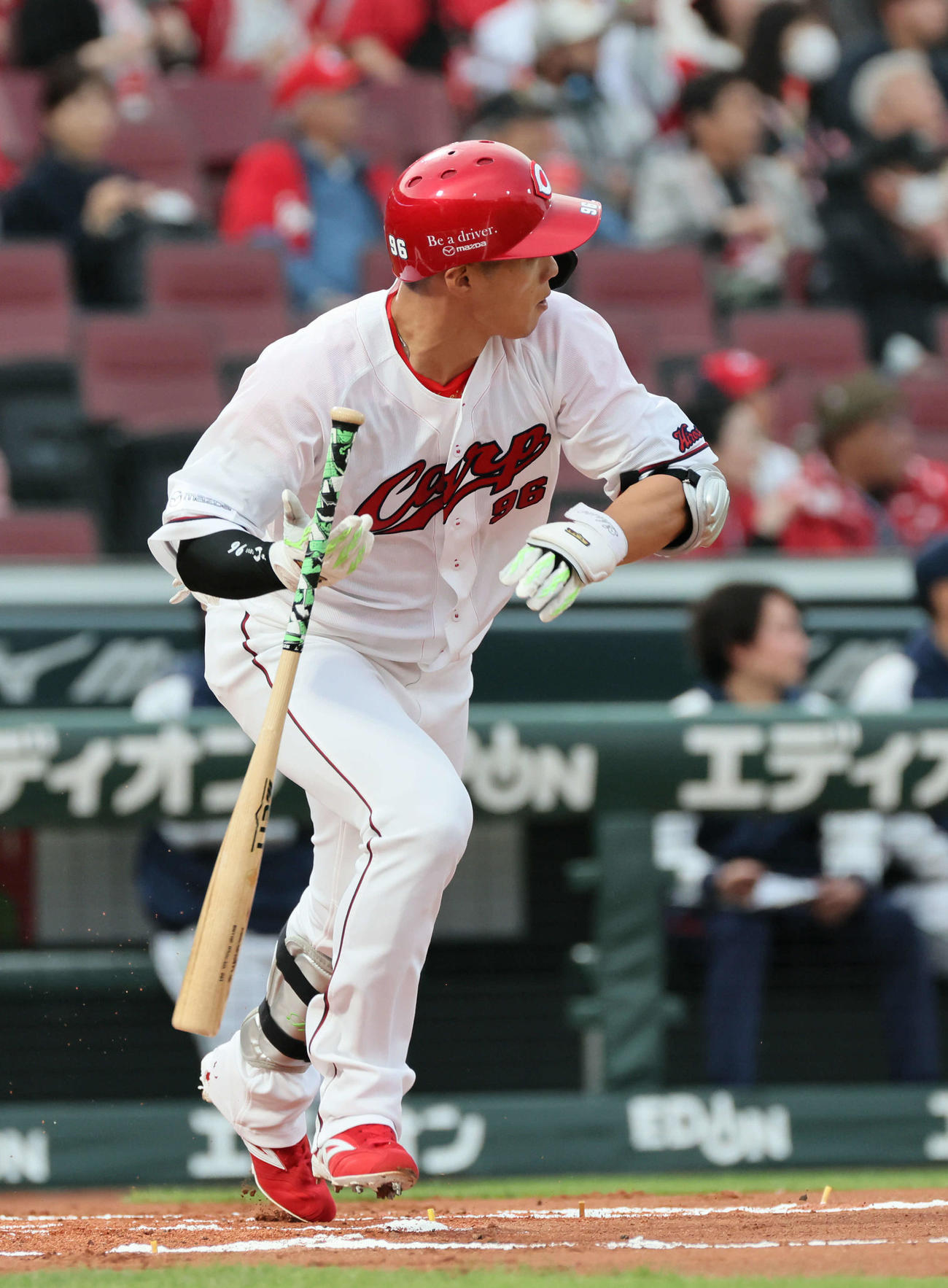 広島対ヤクルト　1回裏広島無死、中村奨は左二塁打を放つ（撮影・加藤孝規）