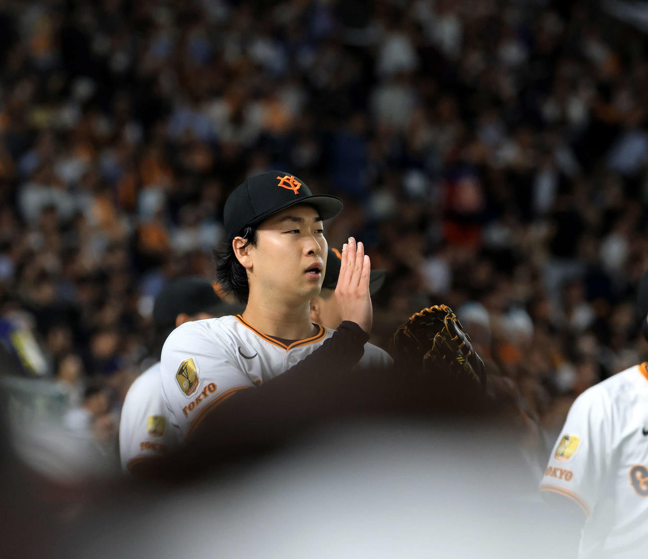 巨人対中日　5回表中日2死一、三塁、細川を右飛に仕留め無失点で抑えた山崎は手刀を切ってナインを迎える（撮影・浅見桂子）