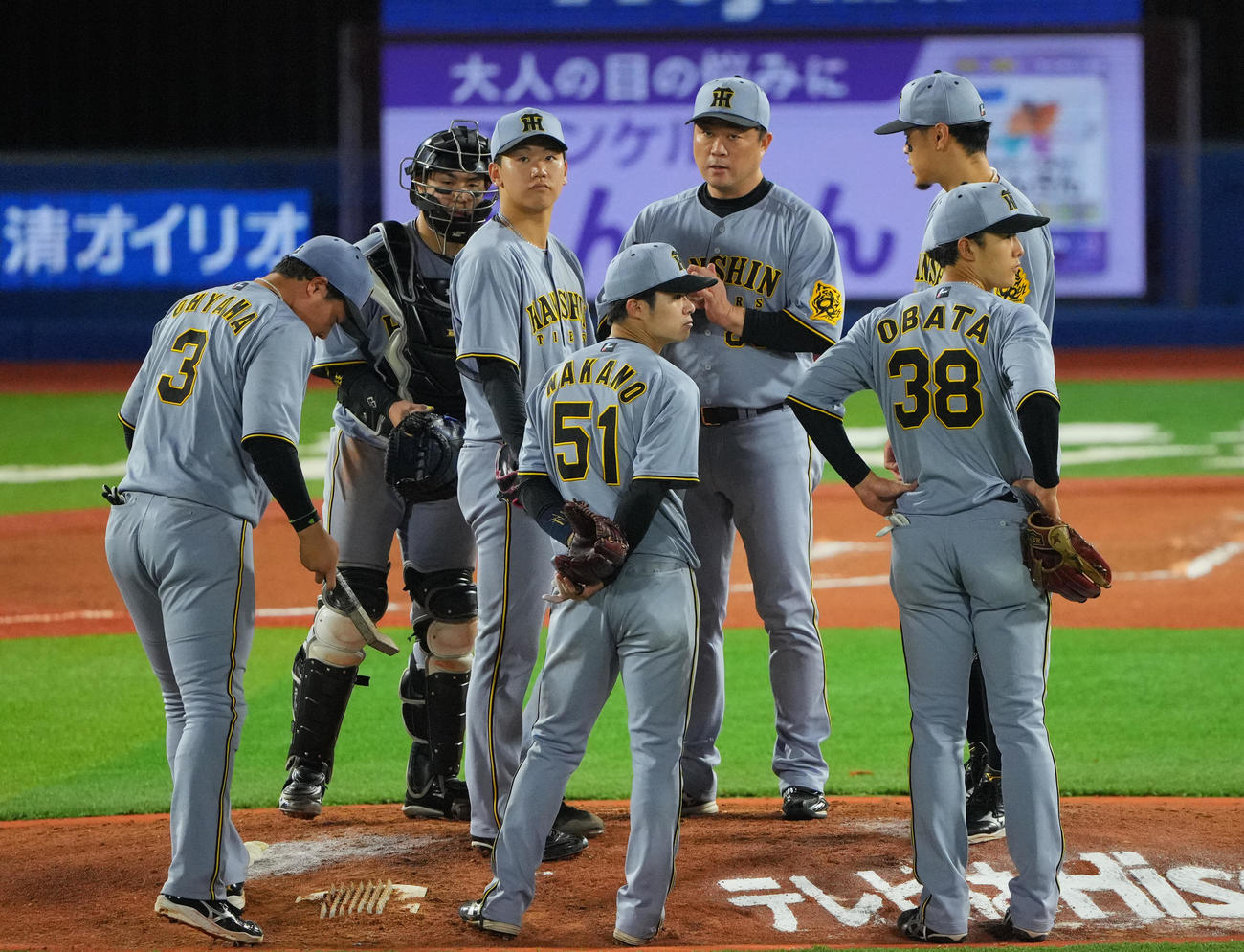 DeNA対阪神　6回裏DeNA1死一、三塁、降板を告げられる門別（中央左）（撮影・垰建太）