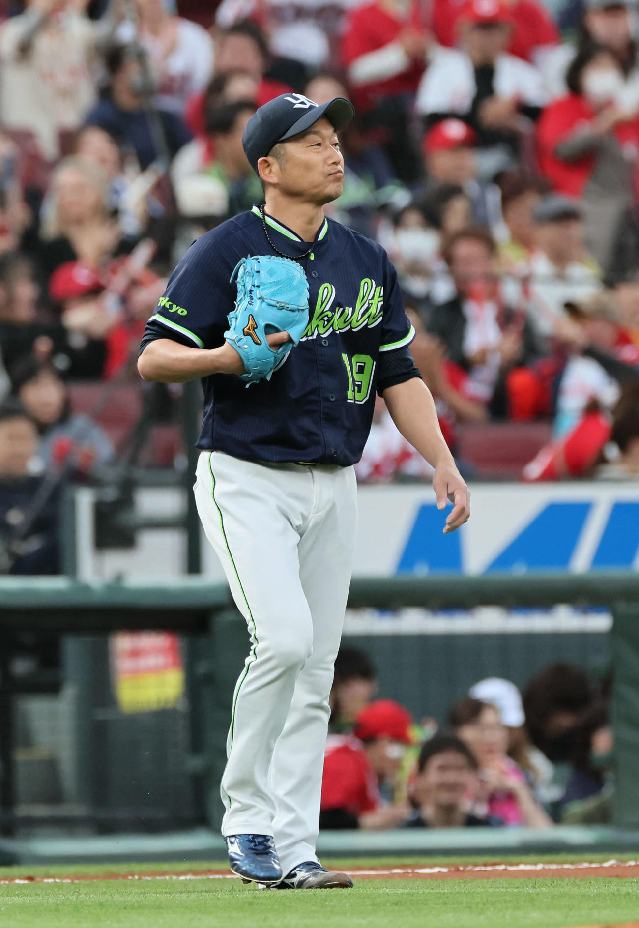 広島対ヤクルト　1回裏広島1死一、三塁、末包に先制右適時打を浴びた石川（撮影・加藤孝規）