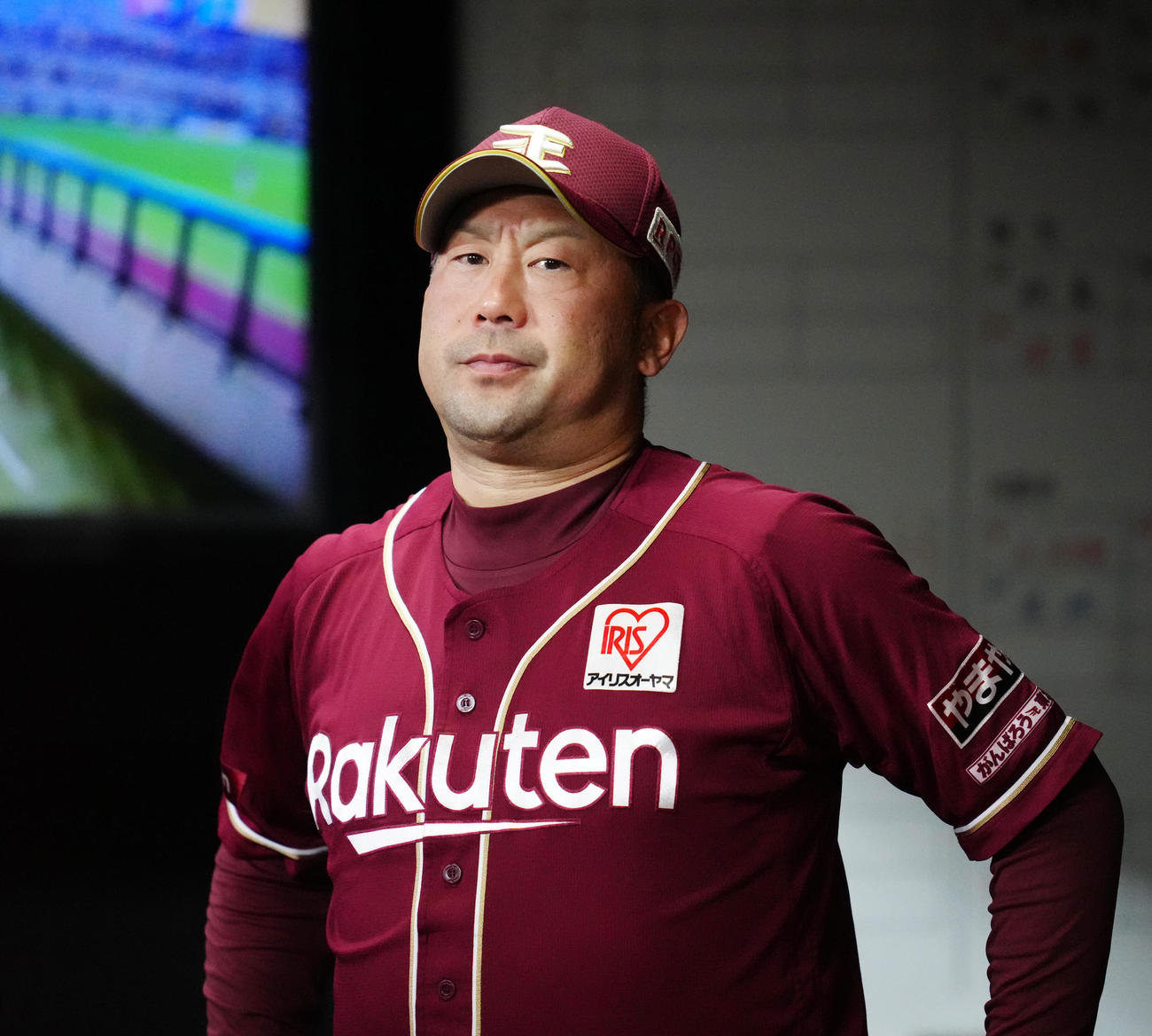 日本ハム対楽天　4回裏、ベンチから戦況を見つめる楽天三木監督（撮影・江口和貴）