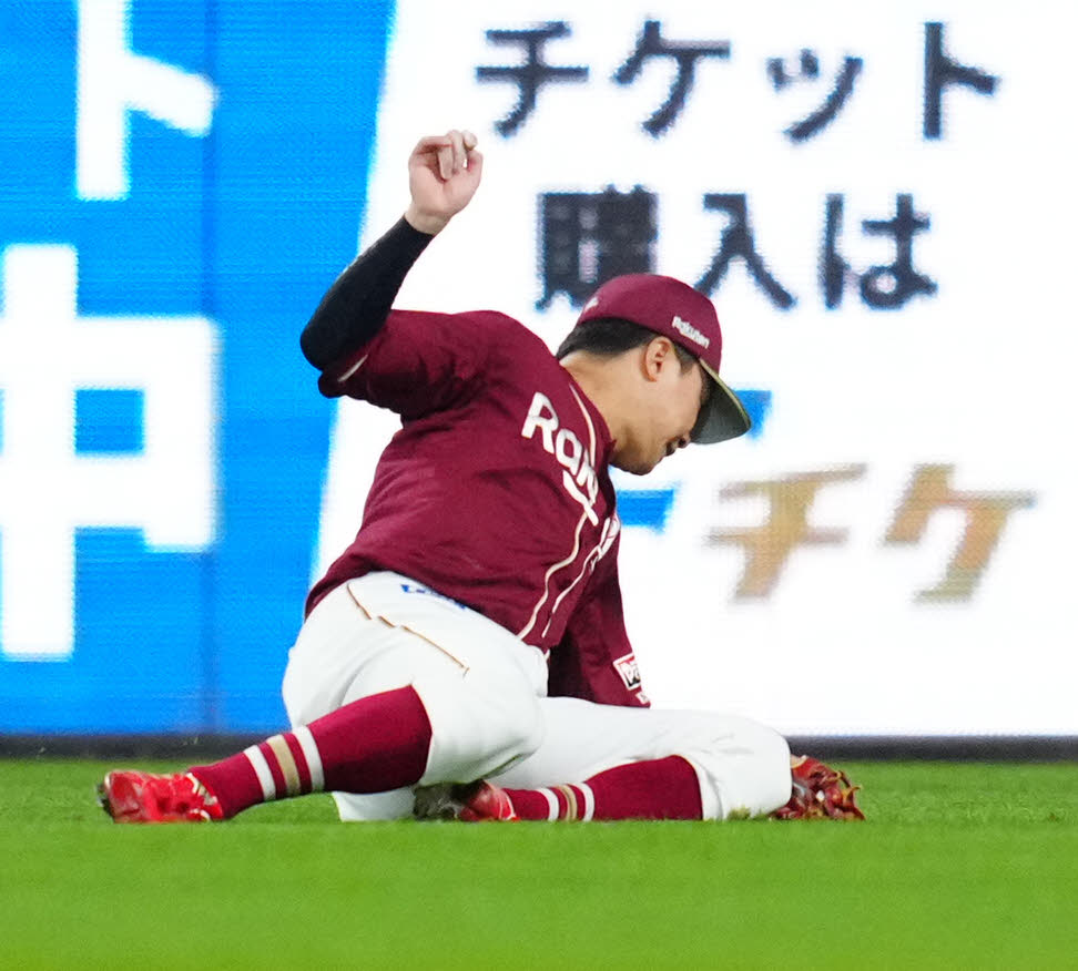 日本ハム対楽天　4回裏日本ハム1死一、二塁、右飛となった野村の打球を捕球した渡辺佳（撮影・江口和貴）