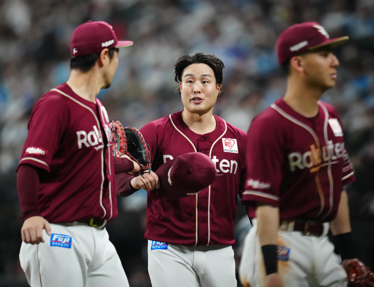 日本ハム対楽天　4回裏終了後、ベンチに引き揚げる楽天先発の滝中（中央）（撮影・江口和貴）