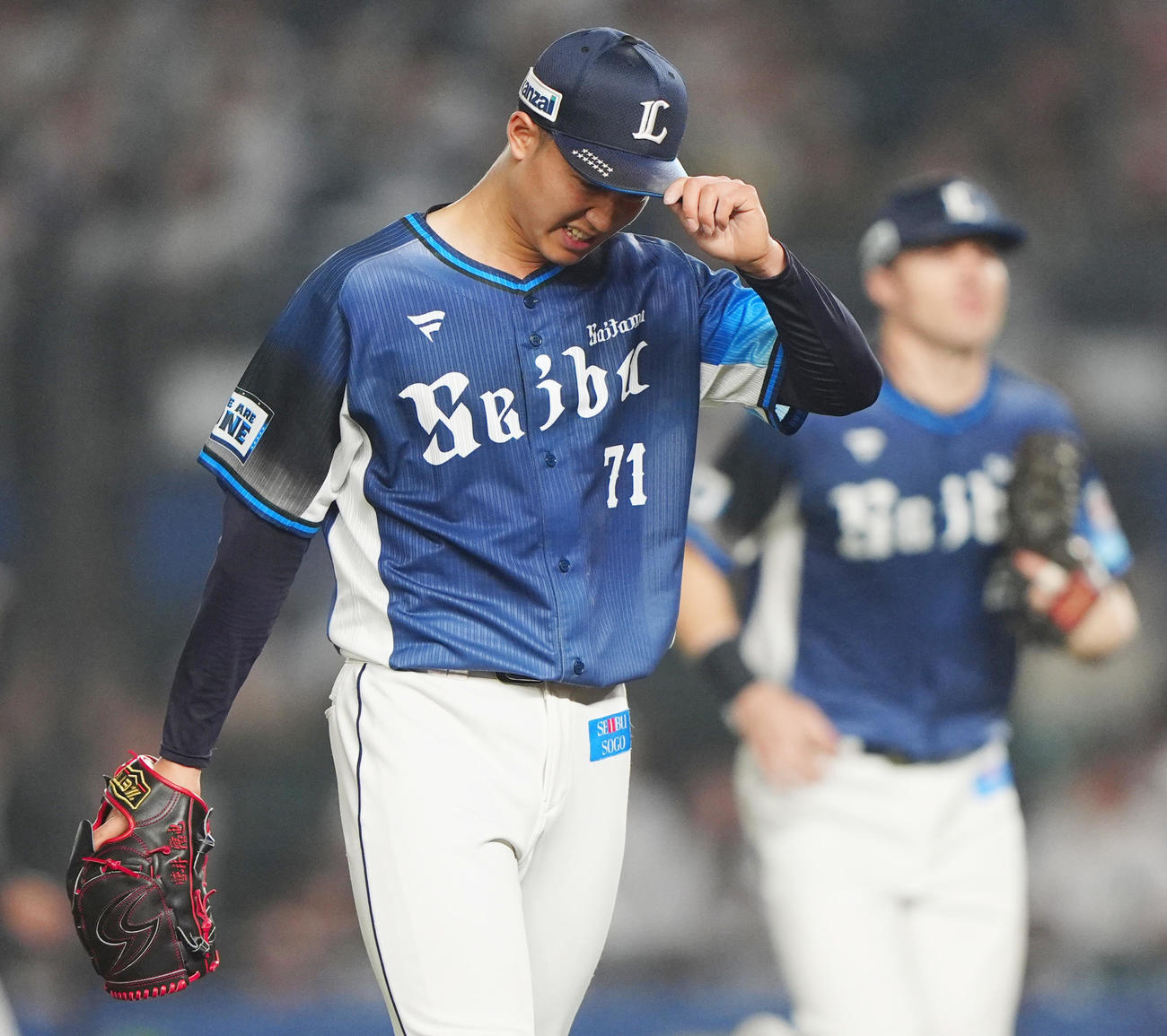 ロッテ対西武　3回裏に一挙4失点で悔しげにマウンドを降りる西武菅井（撮影・清水貴仁）