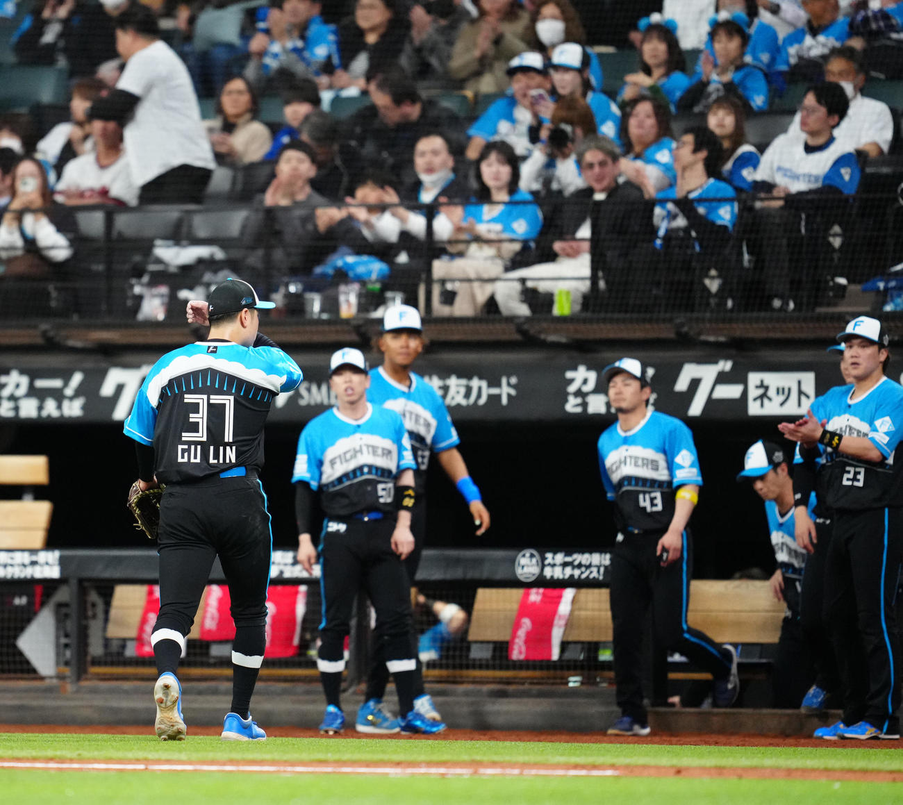 日本ハム対楽天　6回表途中、降板する日本ハム先発の古林睿煬（撮影・江口和貴）