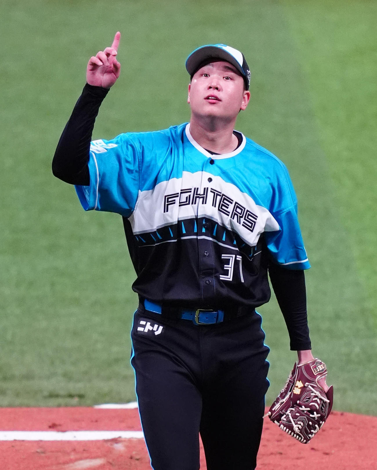 日本ハム対楽天　1回表楽天無死一塁、捕邪飛となった小深田の打球の行方を指さす古林睿煬（撮影・江口和貴）