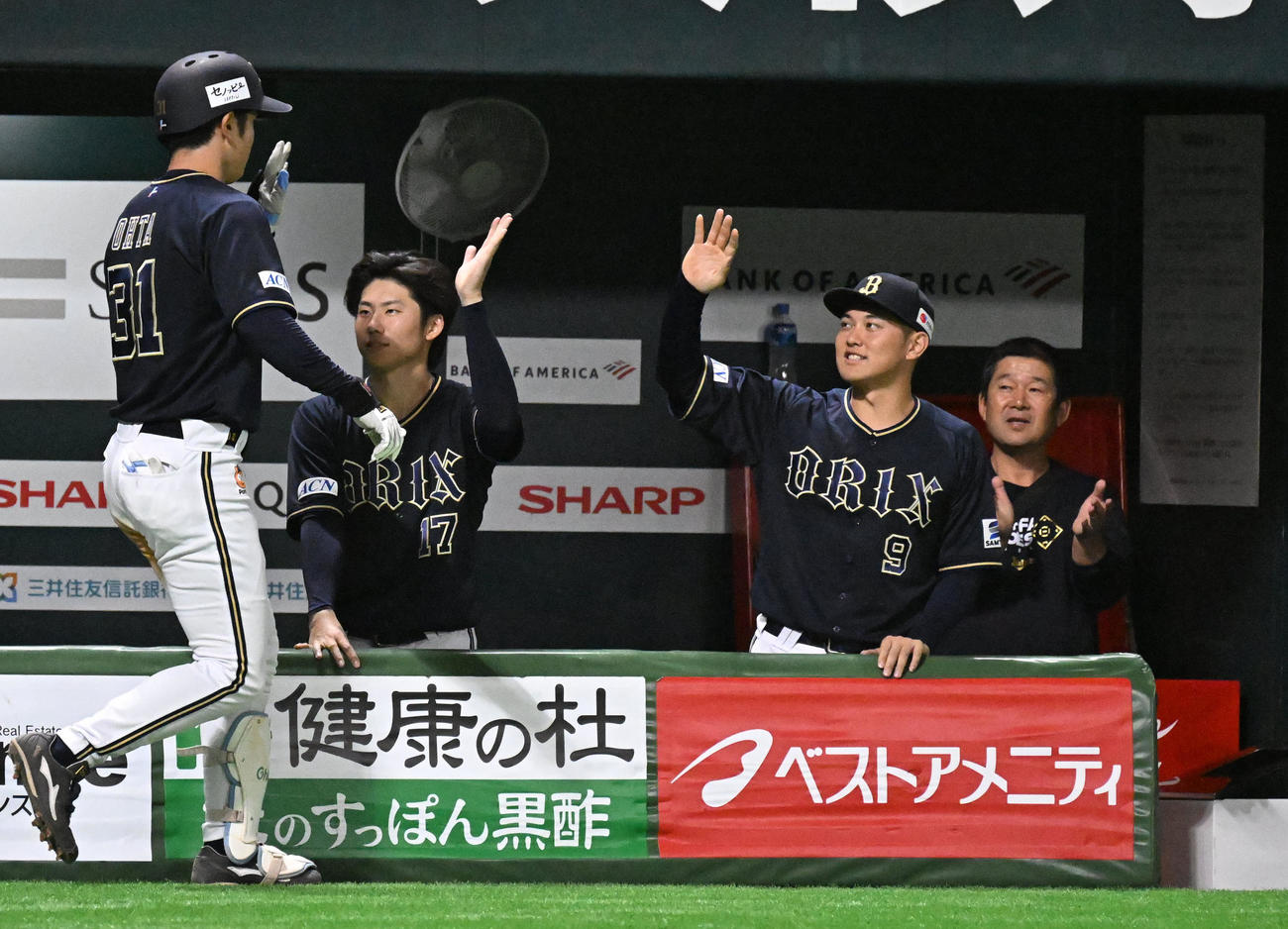 ソフトバンク対オリックス　4回表オリックス無死、太田（左）は本塁打を放ちナインとタッチを交わす（撮影・林敢治）