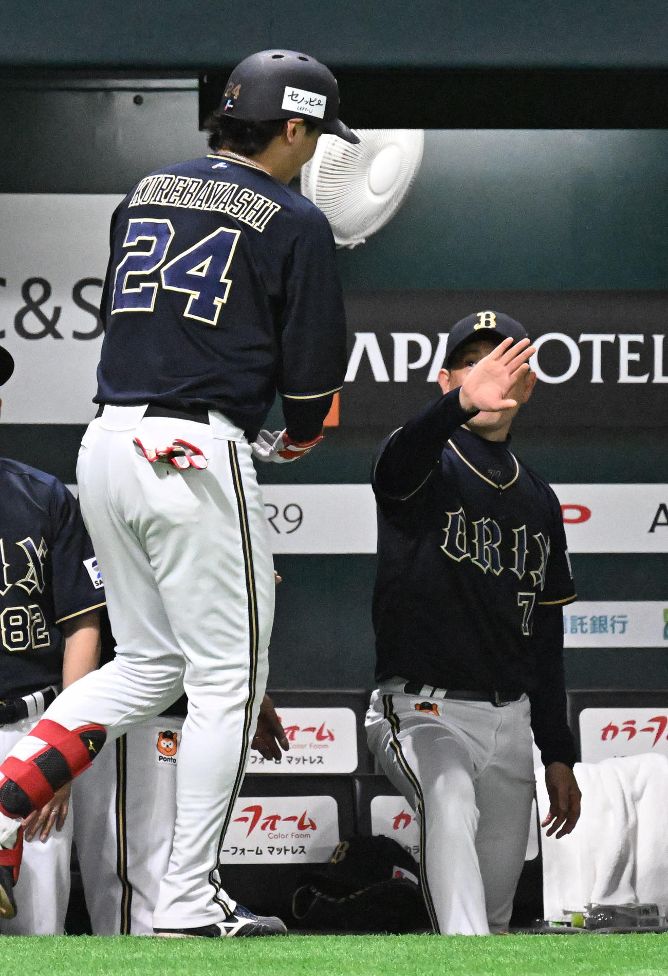 ソフトバンク対オリックス　5回表オリックス無死、紅林（左）は本塁打を放ち岸田監督とタッチを交わす（撮影・林敢治）