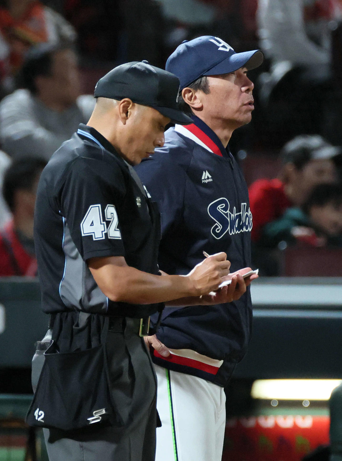 広島対ヤクルト　8回表終了時、交代を告げる高津監督（撮影・加藤孝規）